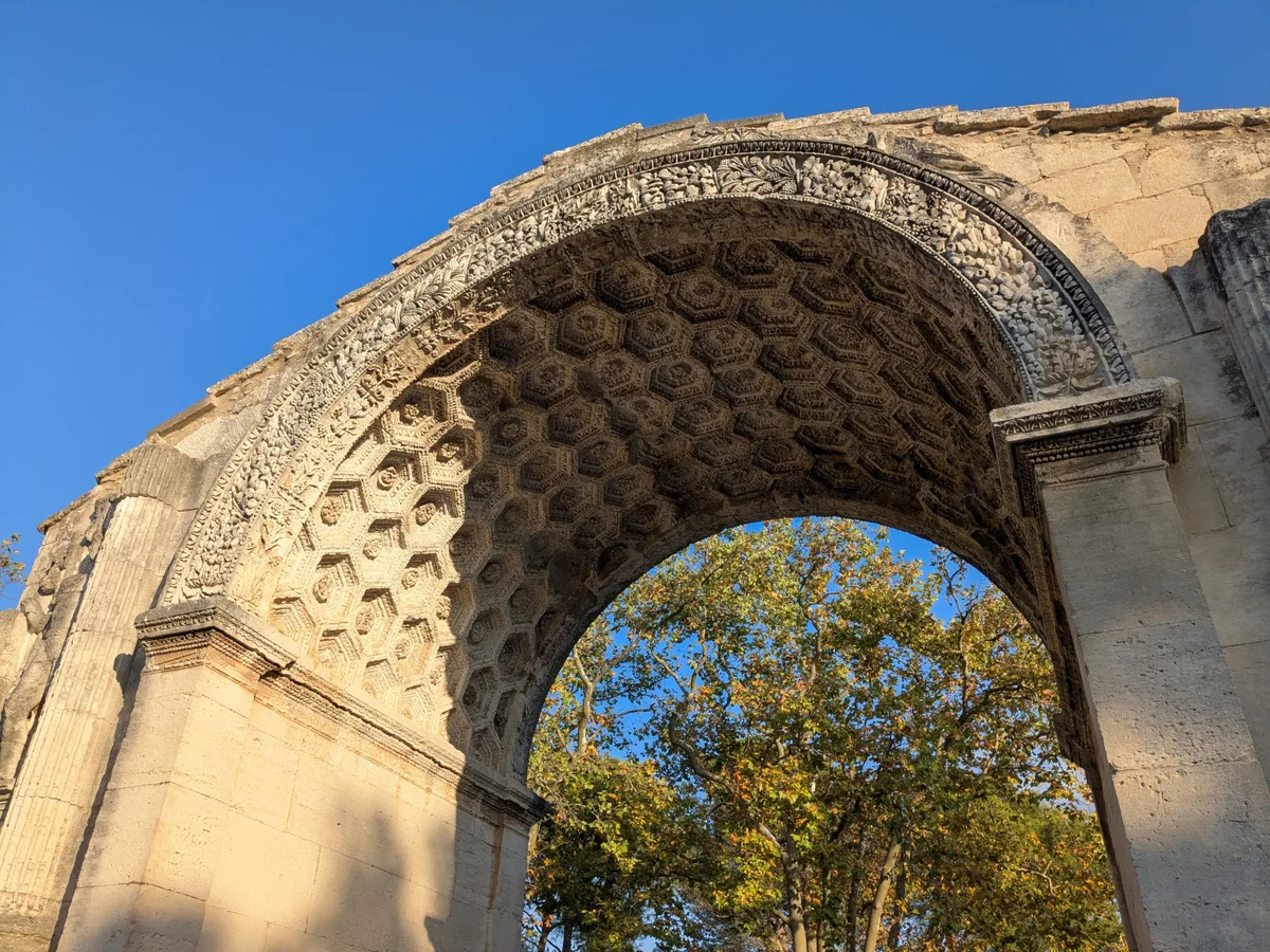 Decorazione scolpita sotto la volta dell’arco trionfale di Glanum