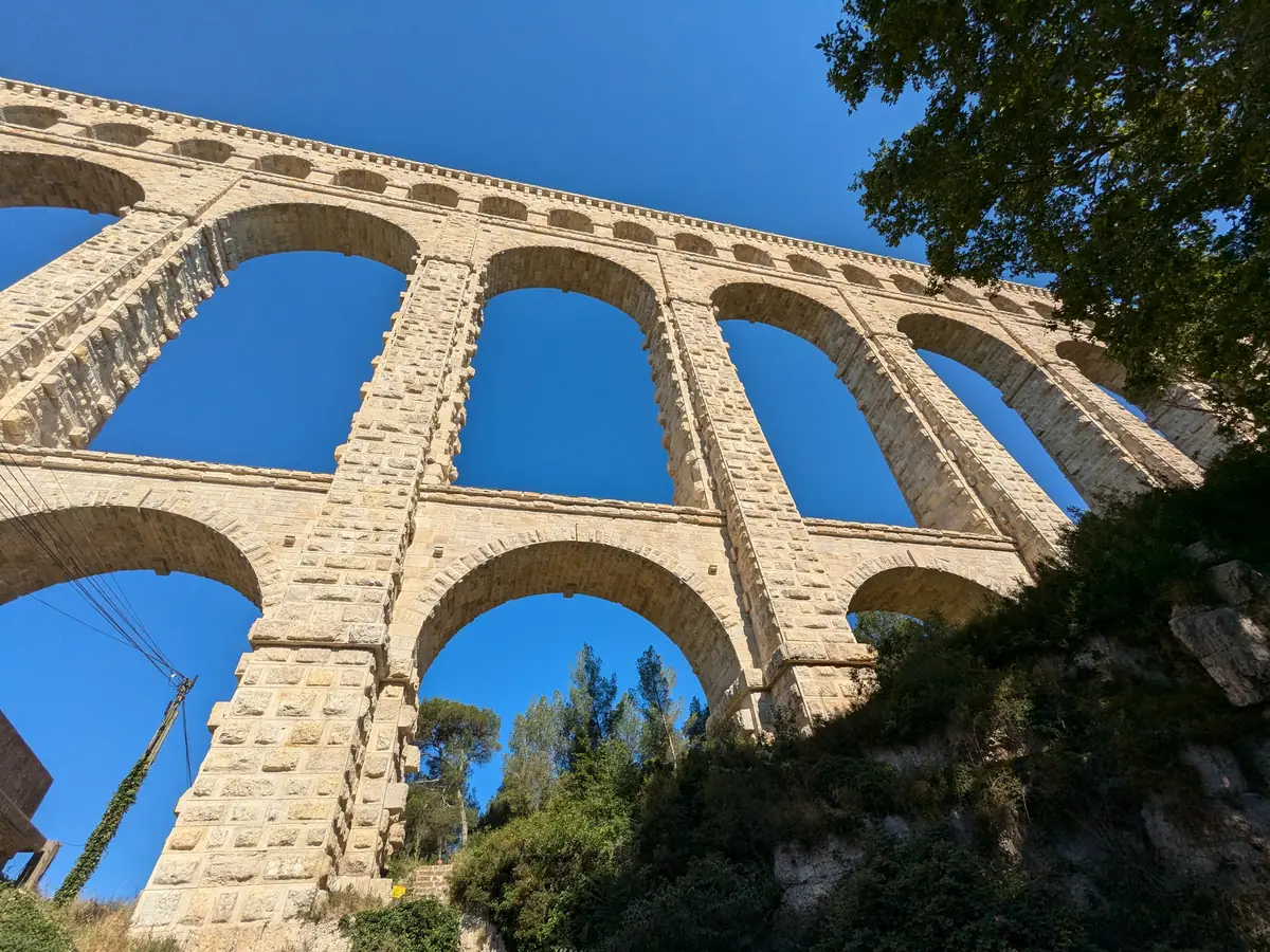 Les trois niveaux d’arches de l’aqueduc de Roquefavour vus en contre-plongée depuis la vallée