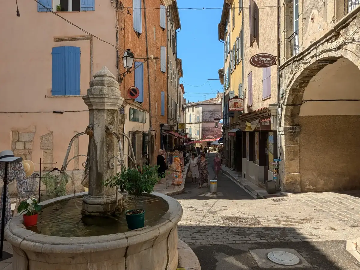 Rue du marché au centre de Aups