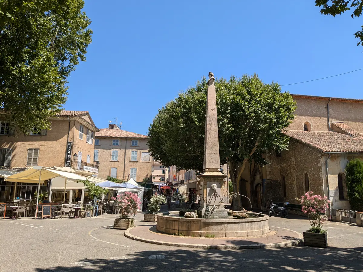 Fontaine du Cours and bust of Marianne on Place Frédéric-Mistral in Aups