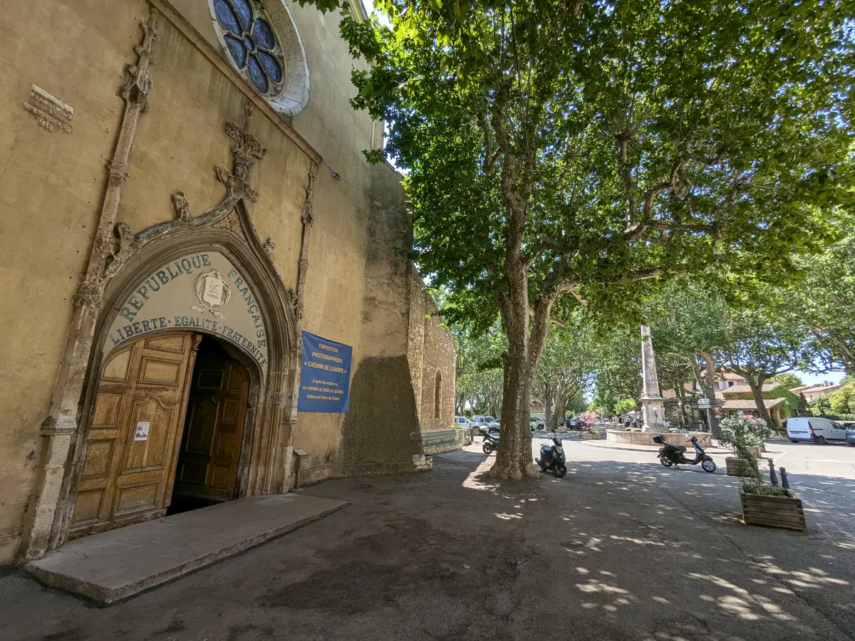 Entrance to Saint-Pancrace in Aups bearing the inscriptions République française and Liberté Égalité Fraternité