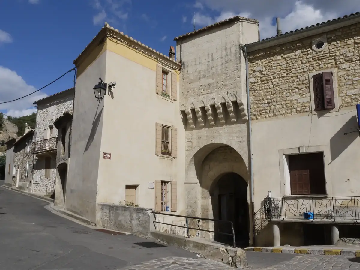 The arch of the Porte Loriol, cut through the houses of Boulbon