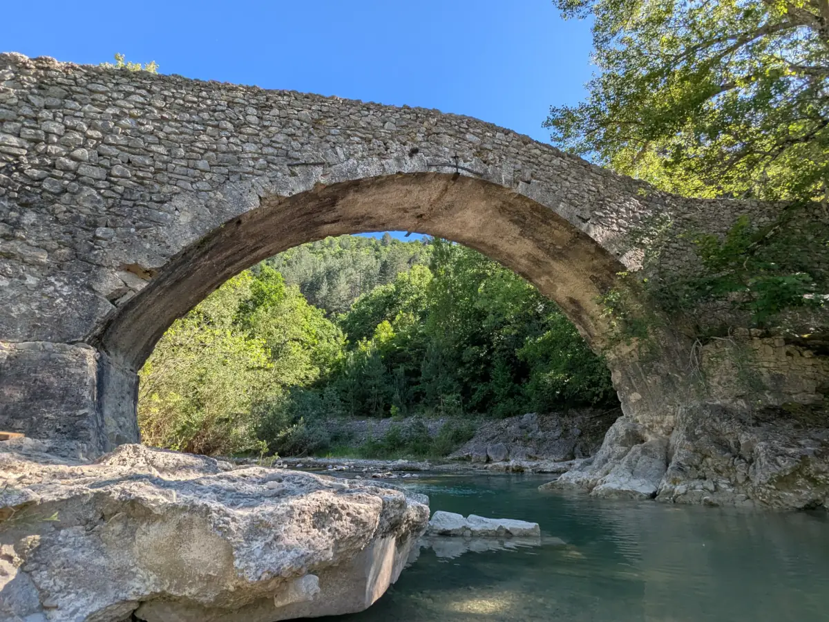 Le Pont roman sur le Toulourenc à Brantes