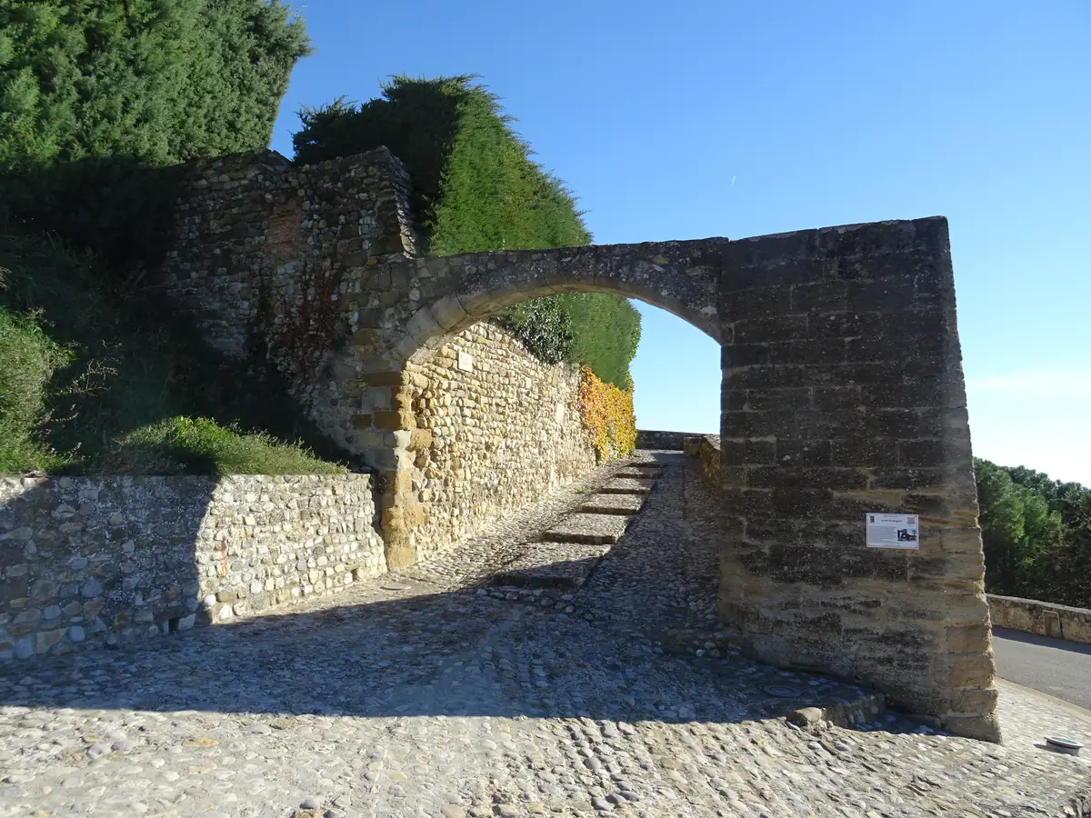 Die Porte du Sergent in Cairanne mit ihrem Bogen und dem gepflasterten Treppenaufgang