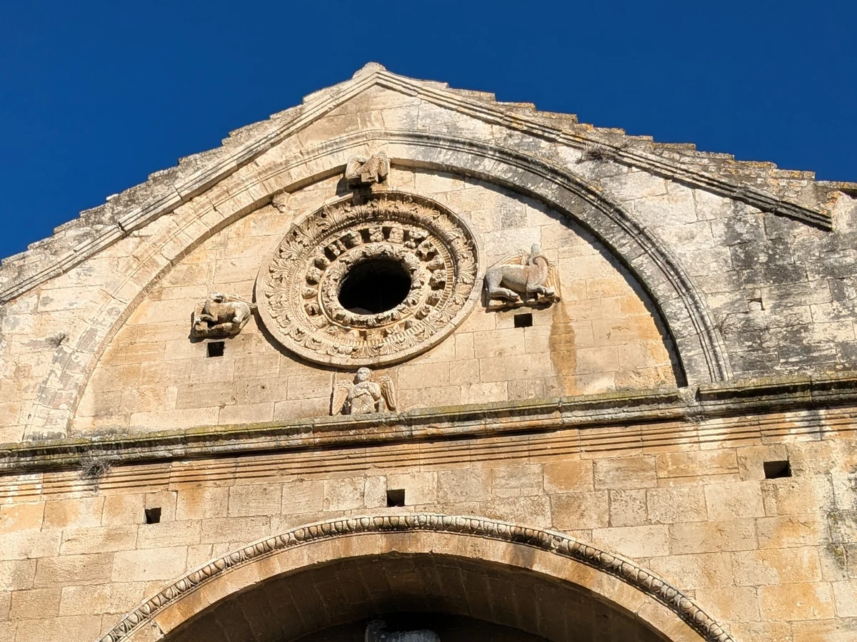 The oculus and sculptures on the gable of the Saint-Gabriel chapel