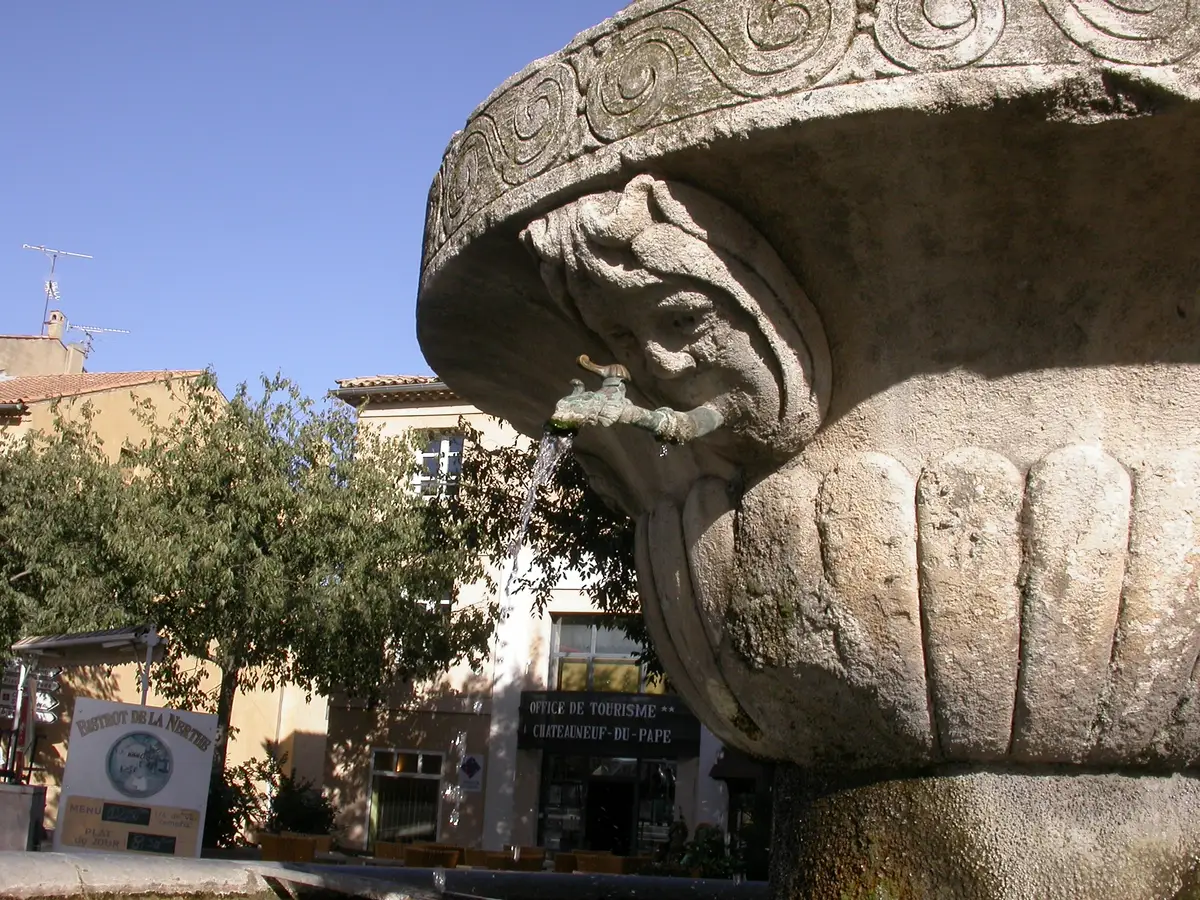 Steinmaske an der Grande Fontaine auf der Place du Portail in Châteauneuf-du-Pape