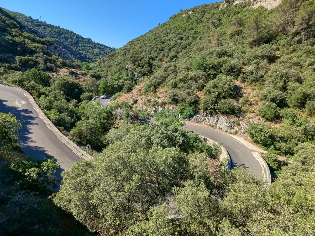 Route en lacets dans la combe de Lourmarin