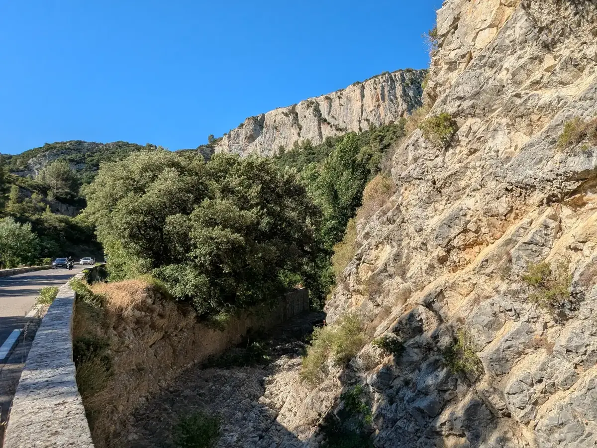 Falaises calcaires au bord de la route dans la combe de Lourmarin