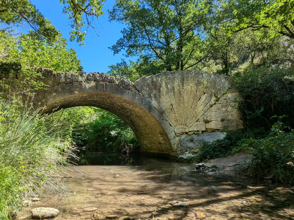 Pont à coquille de Bonnieux franchissant l’Aigue Brun dans la combe de Lourmarin