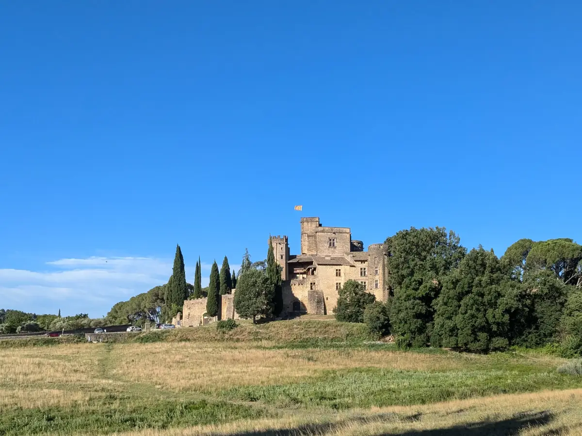 Château de Lourmarin à l’entrée sud de la combe