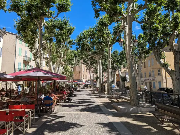 Le Cours Gambetta à Cotignac