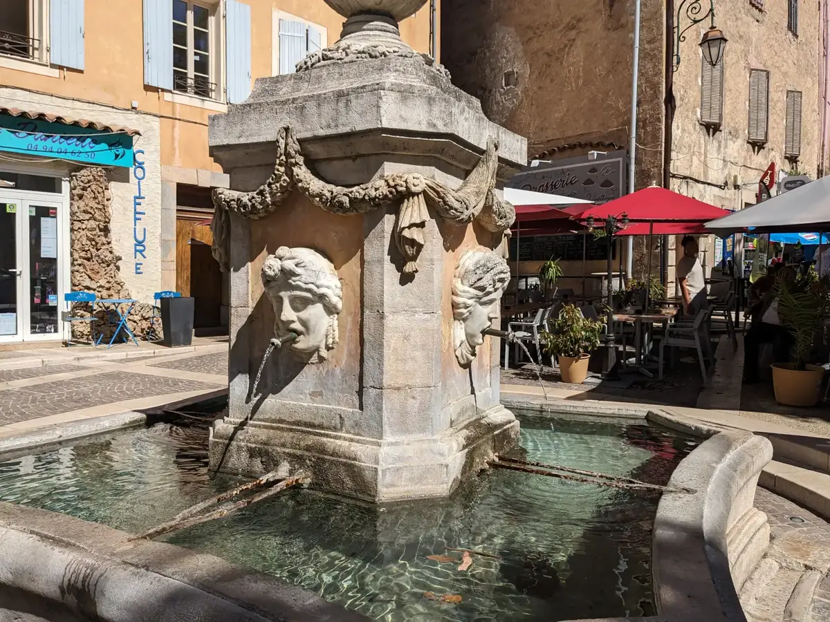 La fontaine du Cours Gambetta à Cotignac