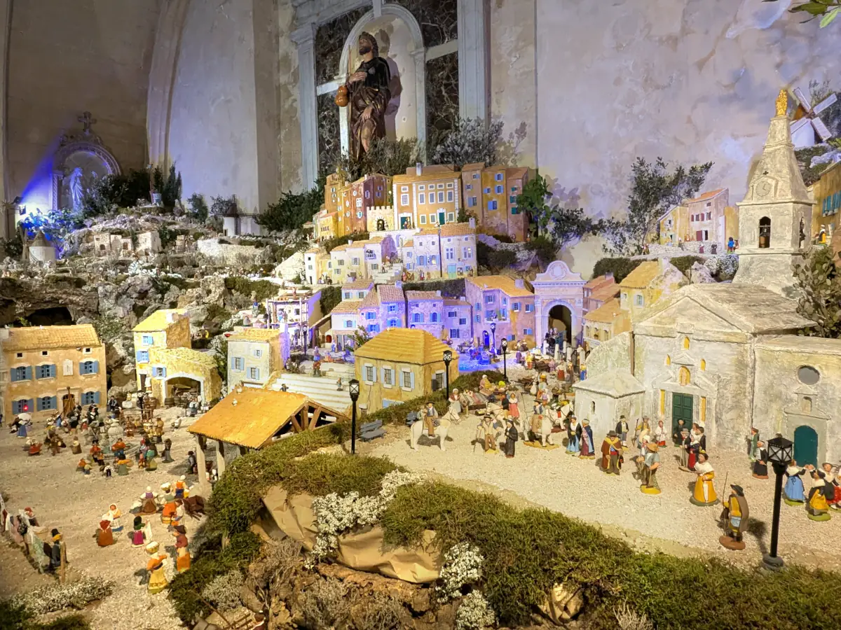 La crèche de Noël à Arles dans Notre-Dame-de-la-Major &copy; VF