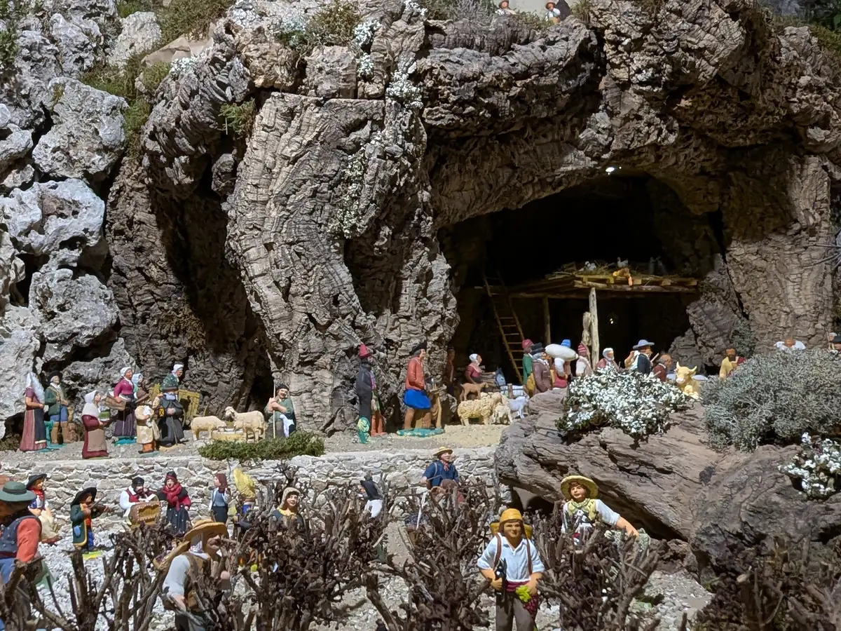 Geburtsgrotte und Zug der Santons zwischen Hirten und Schafen 2025