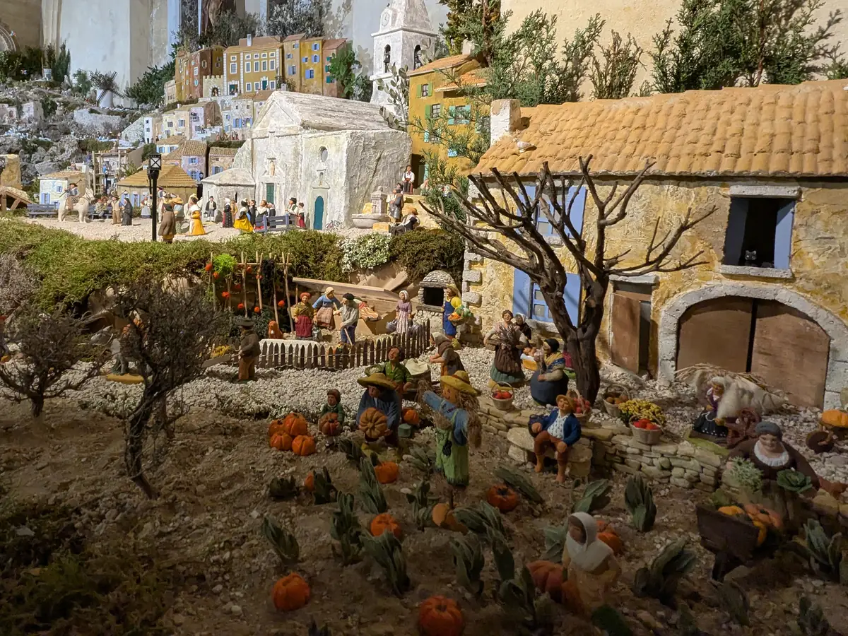 Santons mit Gemüse, Marktstände und Gemüsegarten vor den Miniaturhäusern 2025