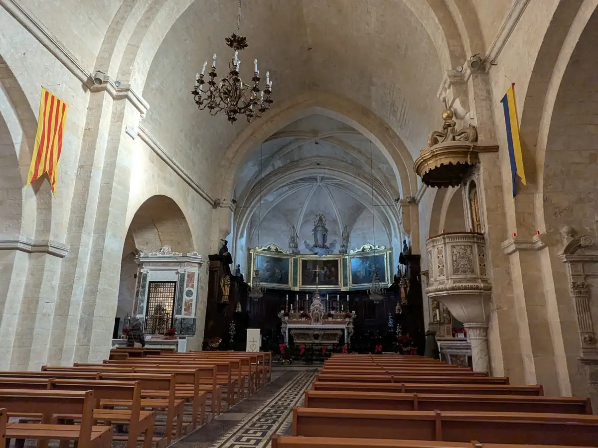 Kirchenschiff von Notre-Dame-de-la-Major mit Bänken, Kanzel und Chor