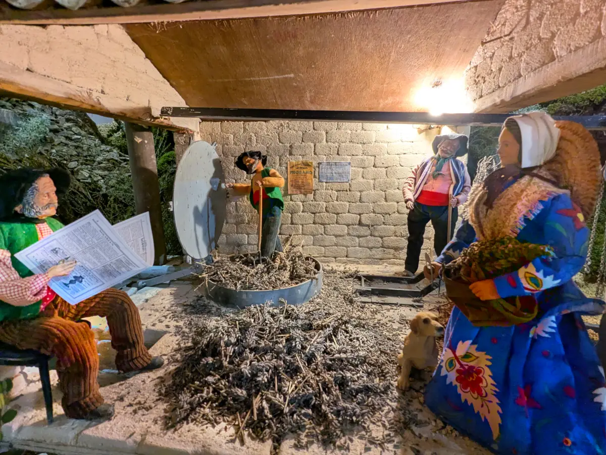 La crèche de Noël à Banon &copy; VF