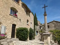 Crestet village perché du Vaucluse