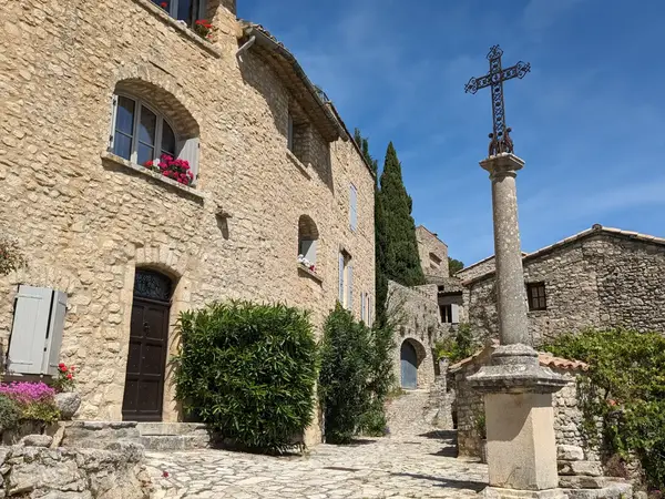 Crestet village perché du Vaucluse