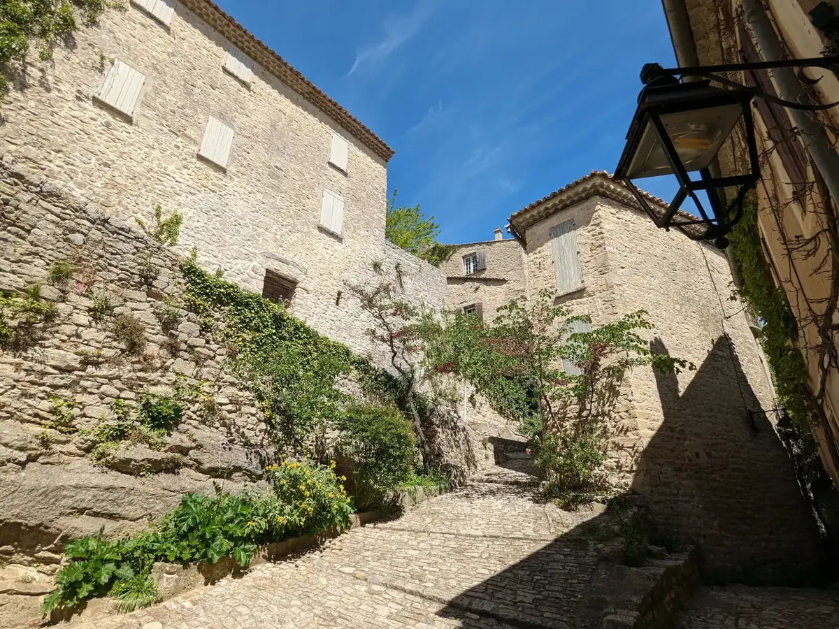 rue de Crestet village perché du Vaucluse