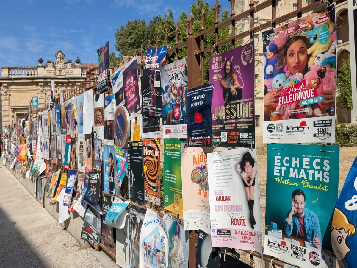 Affiches du Festival Off sur la grille de l’ancienne Aumône générale rue des Lices à Avignon