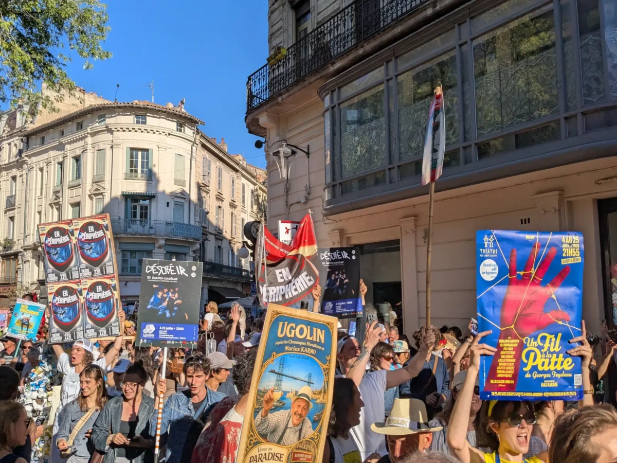 Compagnies portant leurs affiches pendant la parade du Festival Off Avignon