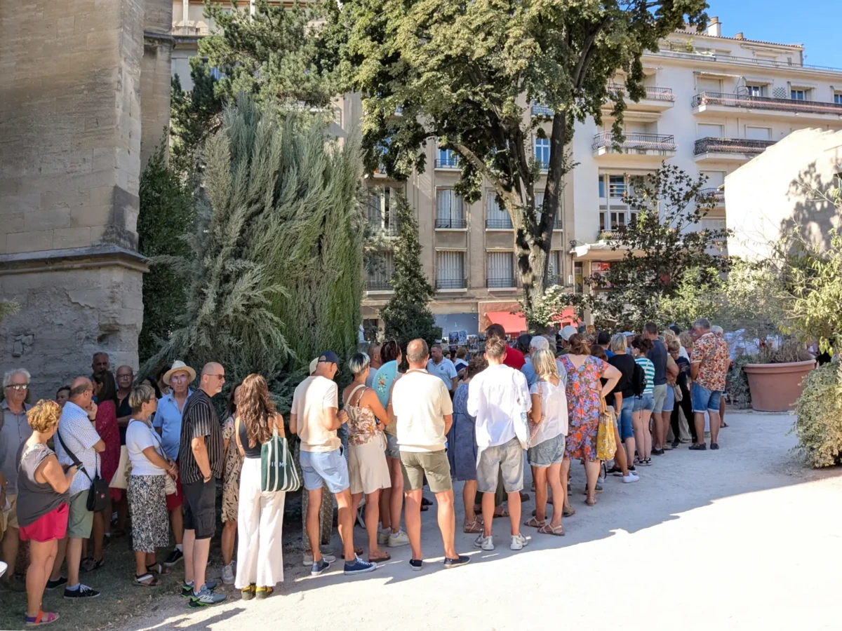 File de spectateurs attendant l’entrée au Théâtre Le Paris à Avignon