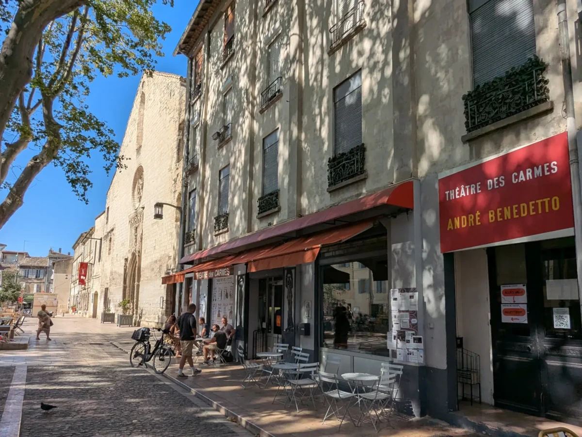 Façade du Théâtre des Carmes André-Benedetto sur la place des Carmes à Avignon