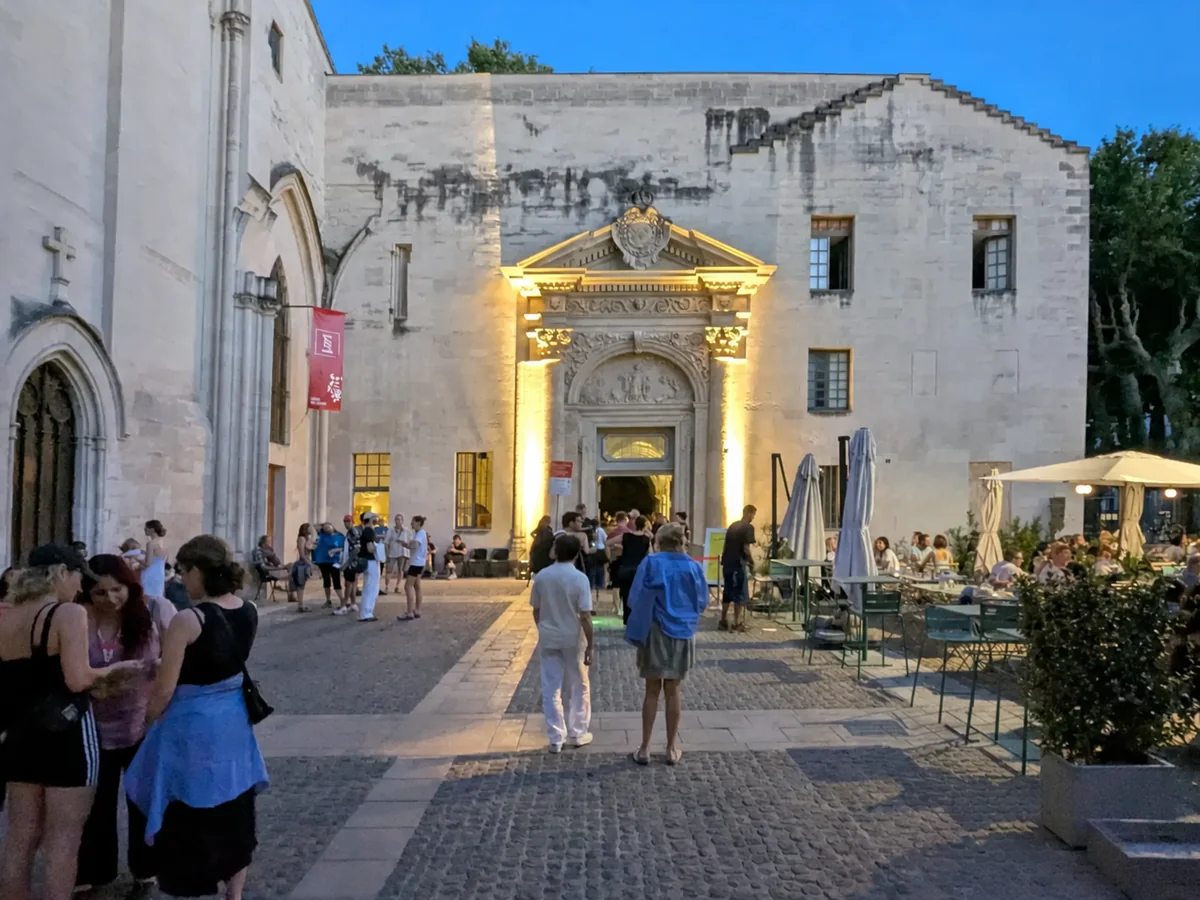 Entrée du cloître des Célestins avant une représentation du Festival d’Avignon