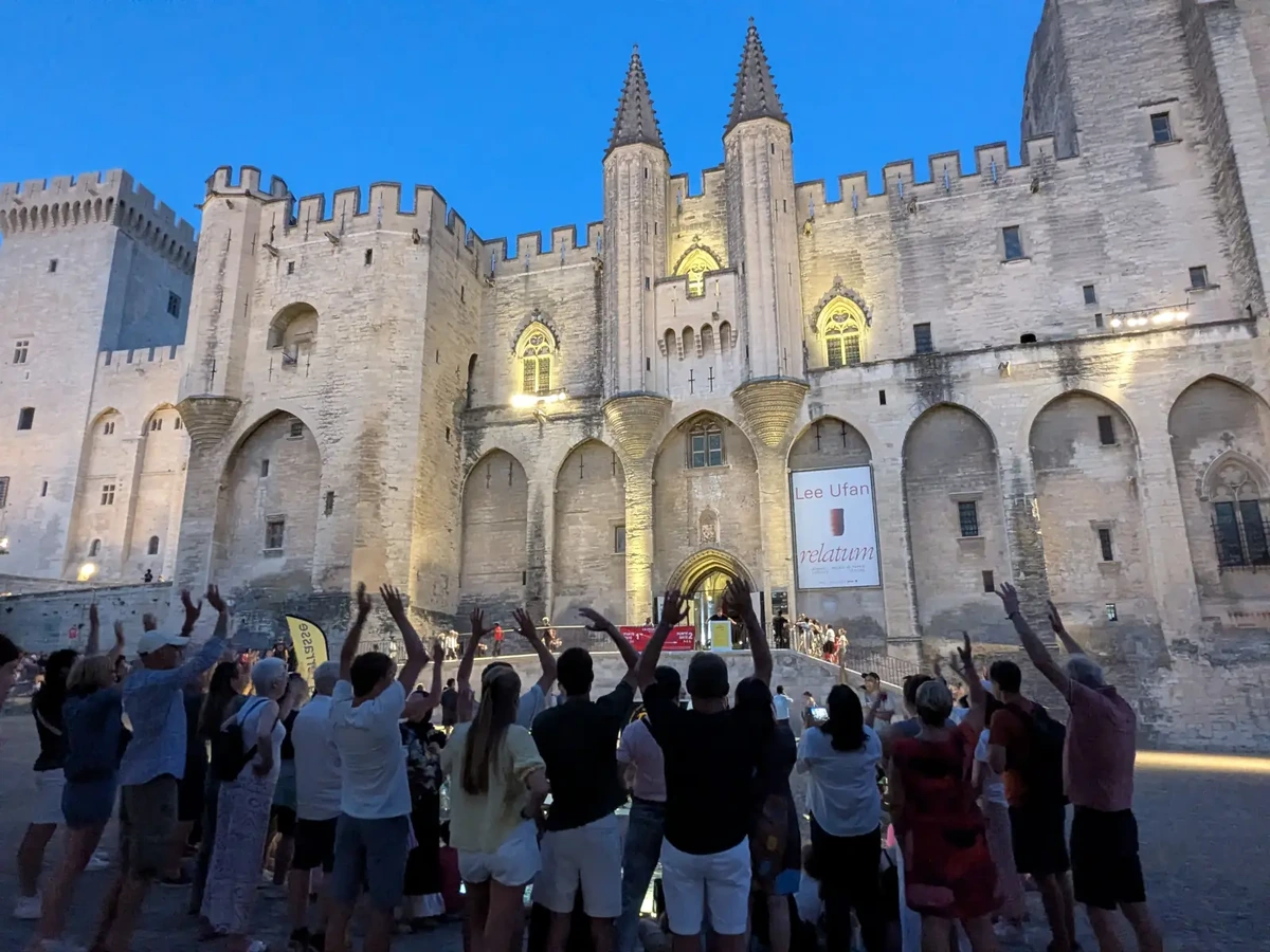 Spectacle de rue devant le Palais des Papes pendant les Festivals d’Avignon