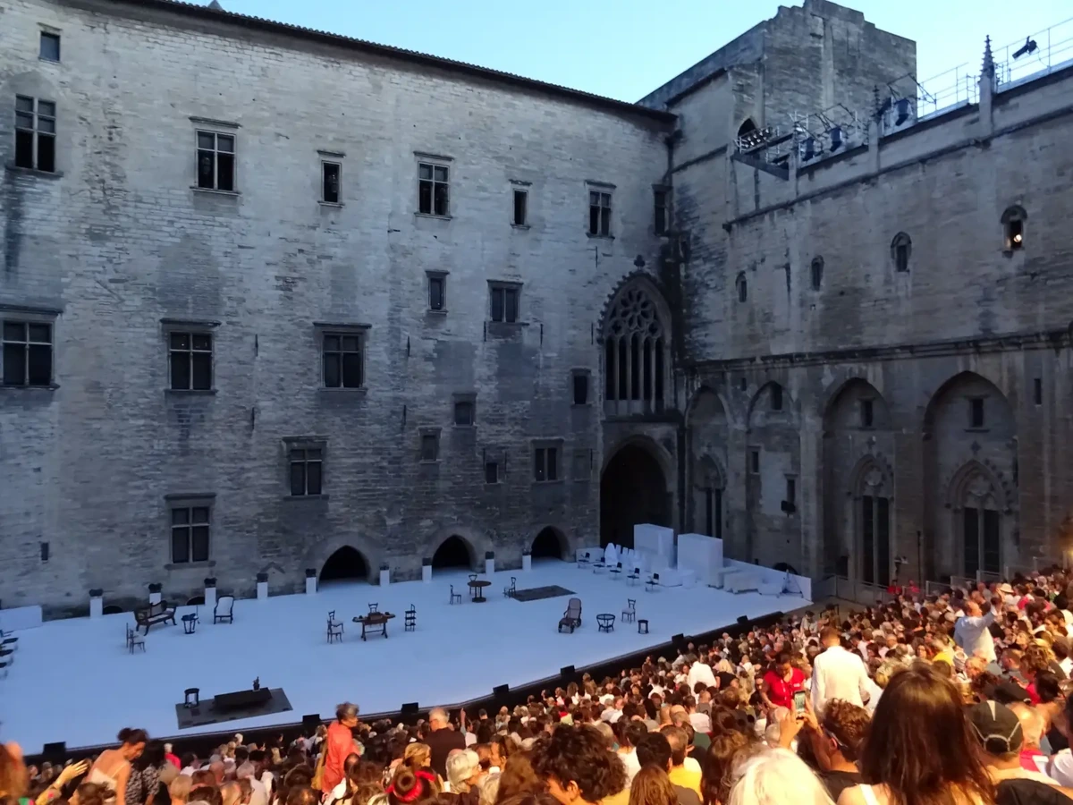 Public installé dans la Cour d’honneur du Palais des Papes avant une représentation en 2019