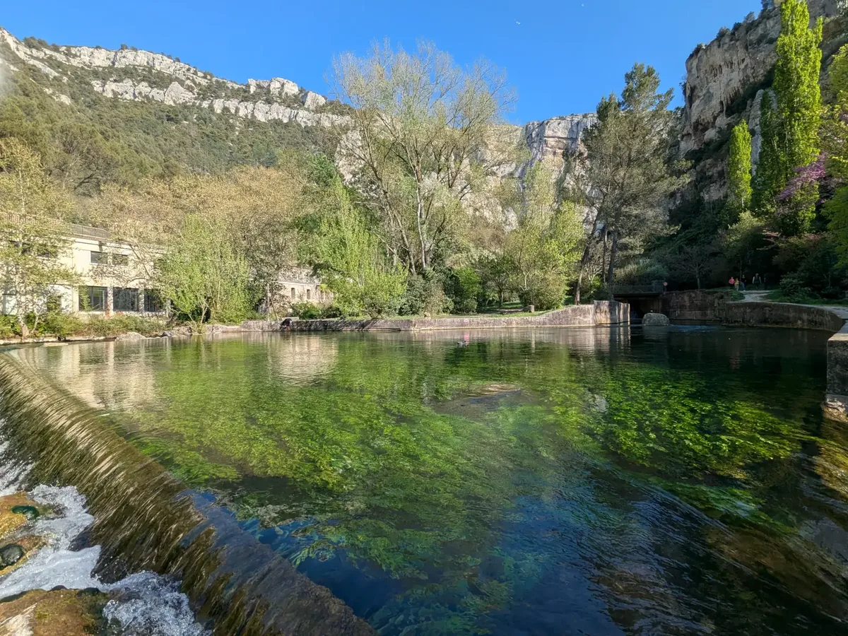 Die Sorgue am Garten des Musée-Bibliothèque François-Pétrarque in Fontaine-de-Vaucluse