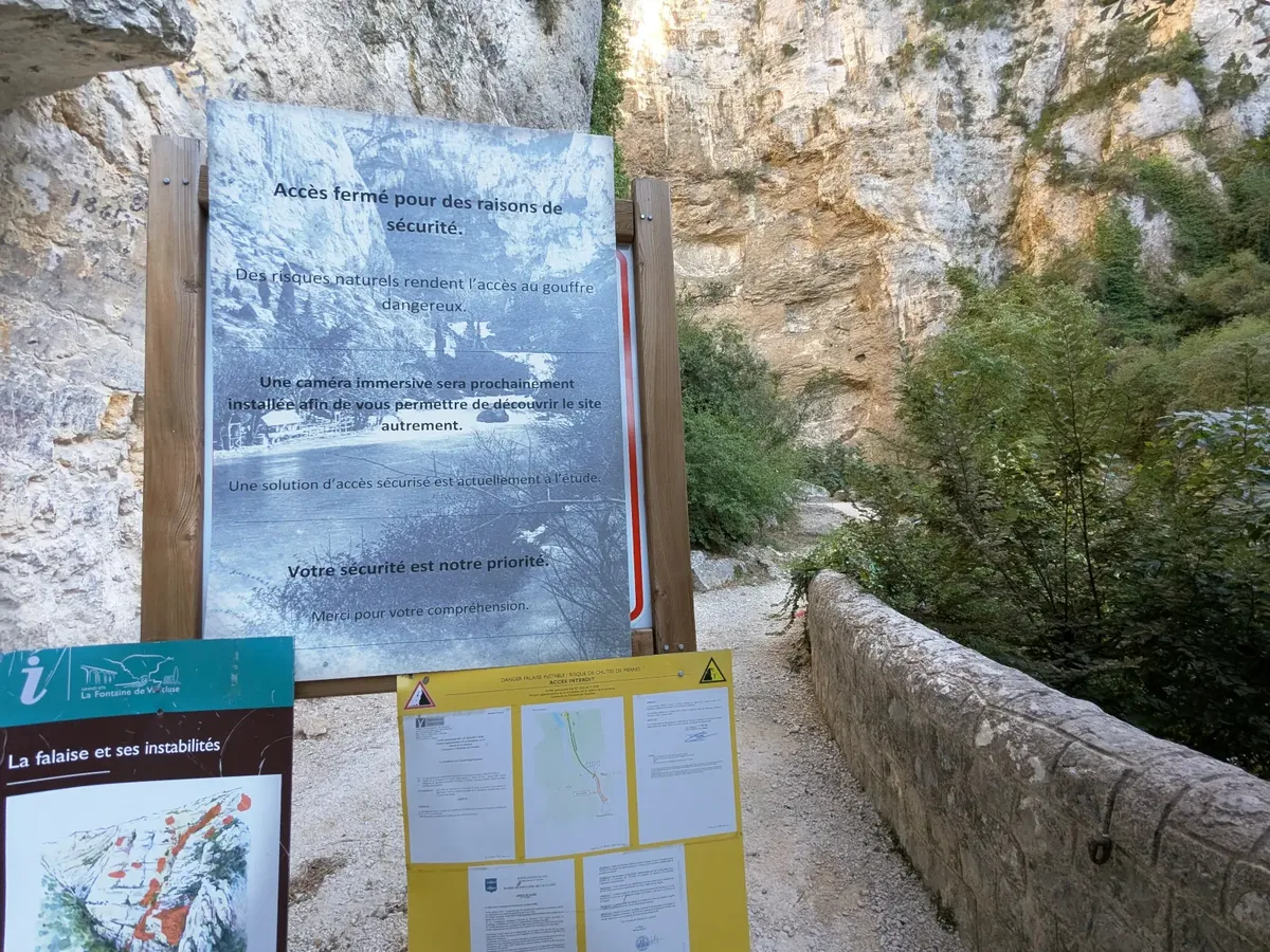 Hinweis auf die Sperrung des Zugangs zum Schlund von Fontaine-de-Vaucluse unter der Felswand