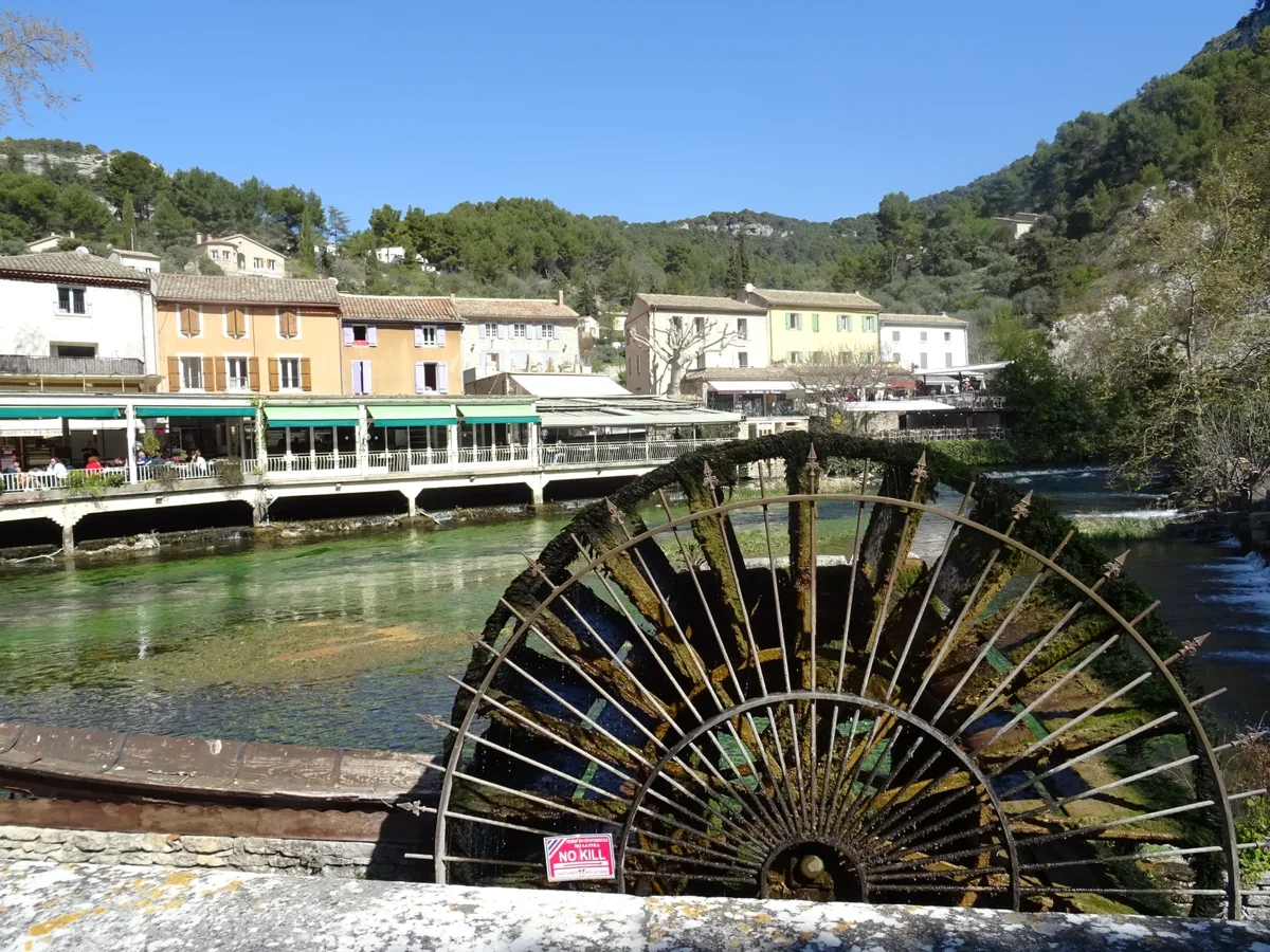 Ein Wasserrad an der Sorgue in Fontaine-de-Vaucluse