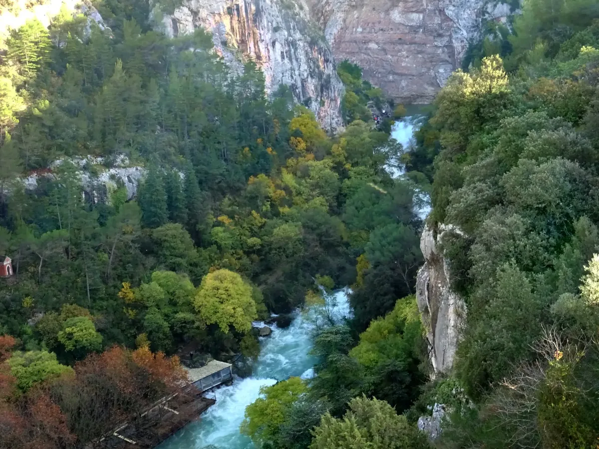 Die Schlucht der Sorgue bei Hochwasser zwischen den Felswänden von Fontaine-de-Vaucluse