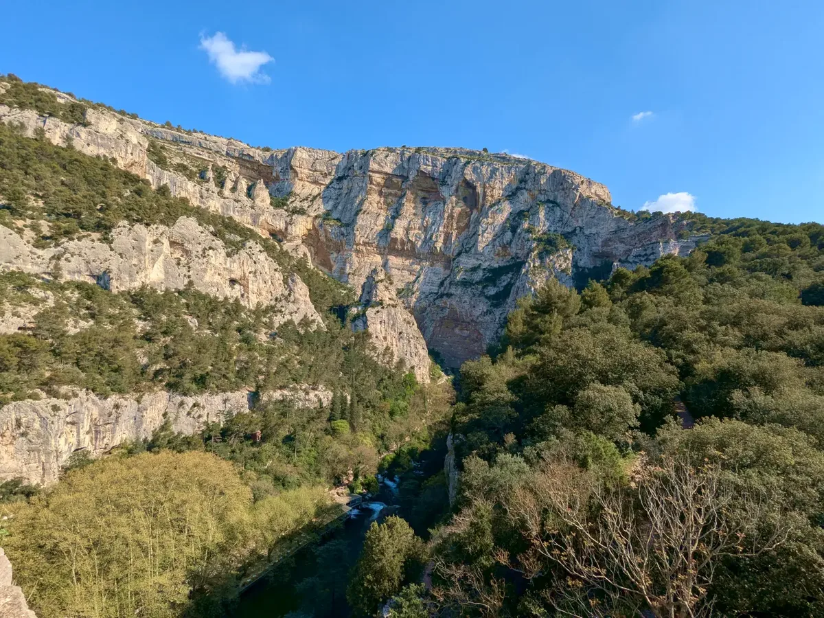 Der Kalksteinkessel von Fontaine-de-Vaucluse, von den Ruinen des Bischofsschlosses aus gesehen