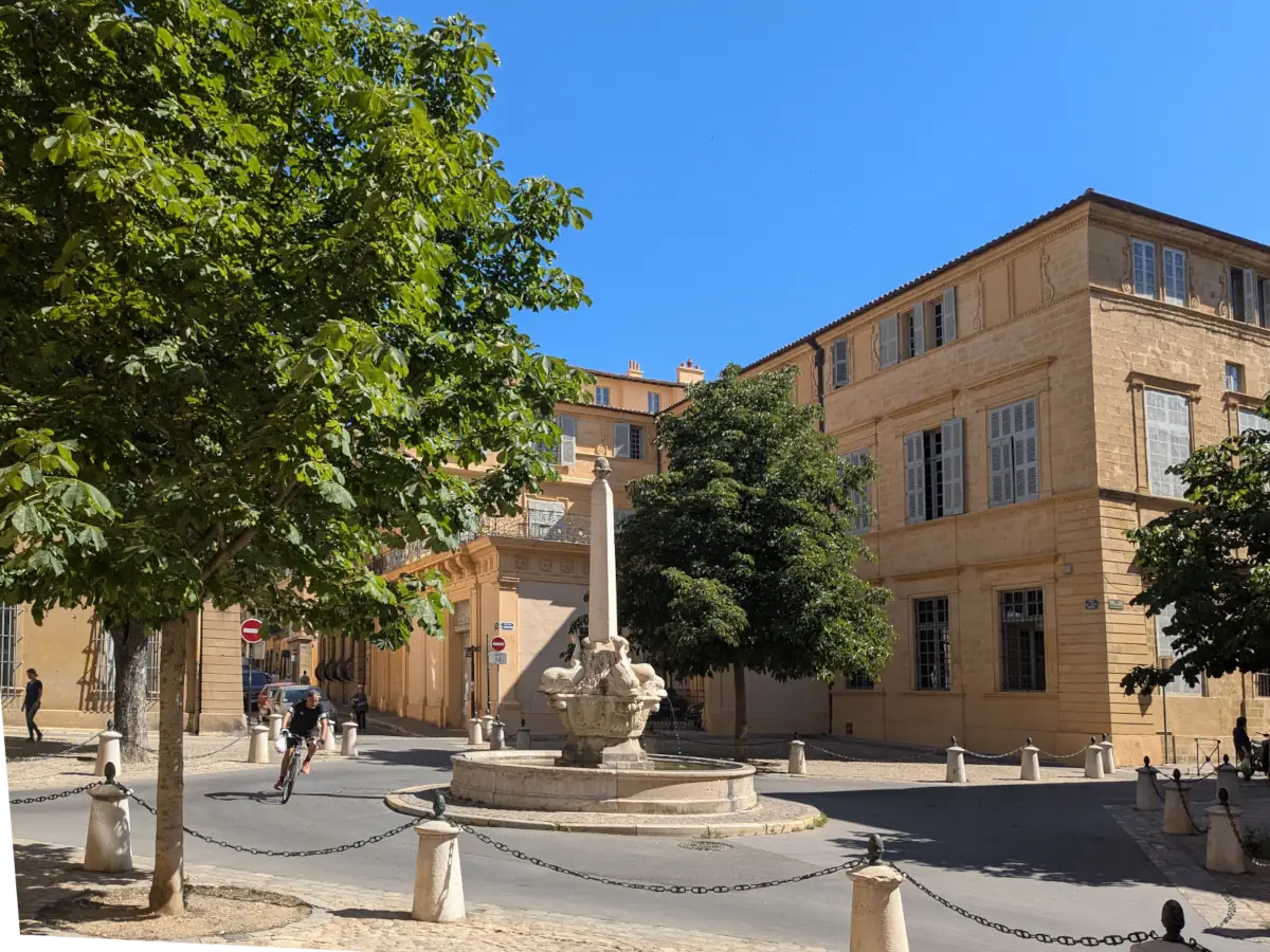 La place des Quatre-Dauphins