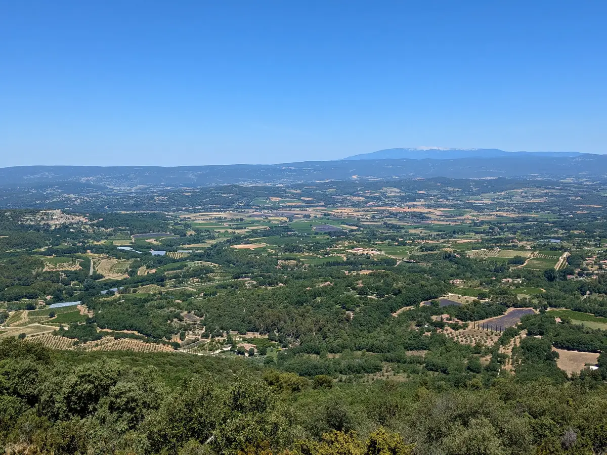 Panorama sur Lacoste, la vallée du Calavon et le mont Ventoux