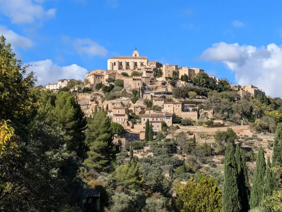 Das Bergdorf Gordes auf seinem Felssporn gegenüber dem Luberon-Massiv