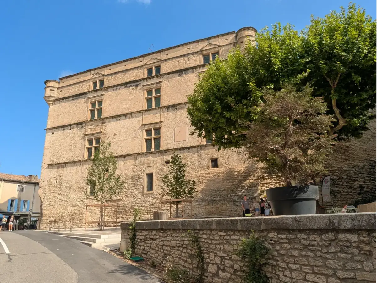 Renaissancefassade und Türme des Schlosses von Gordes von der Place du Château aus gesehen