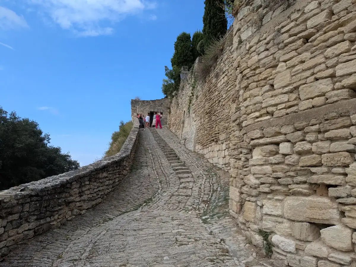 Steile Calade entlang einer Stützmauer in Gordes