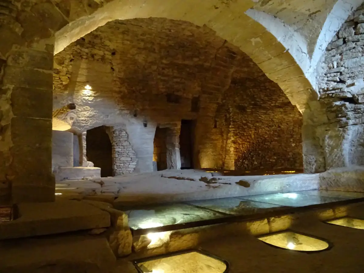 Gewölbte Räume und Spuren früherer Tätigkeiten in den Kellern des Palais Saint-Firmin in Gordes