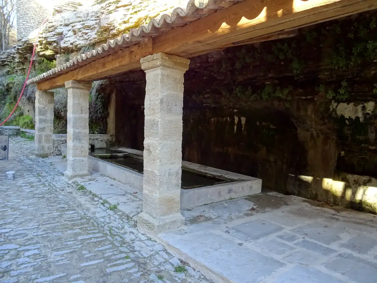 Fontaine Basse und überdachtes Waschhaus am Fels unterhalb von Gordes
