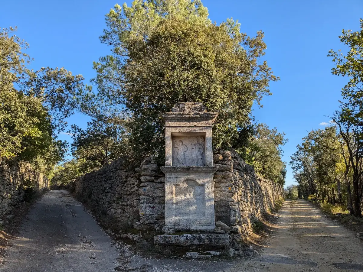 Alte Stele an einer Kreuzung von Wegen mit Trockensteinmauern nahe dem Col de Gordes