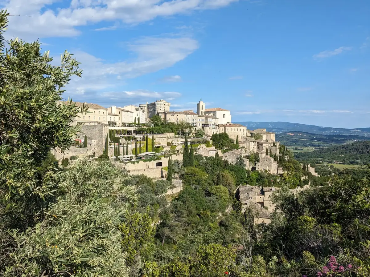 Gordes mit seinem Schloss und der Kirche Saint-Firmin über dem Calavon-Tal