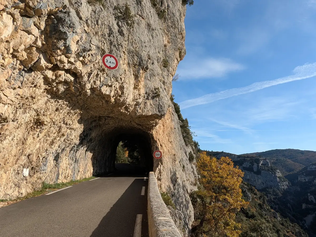 Ingresso di una galleria scavata nella parete sopra le gole della Nesque
