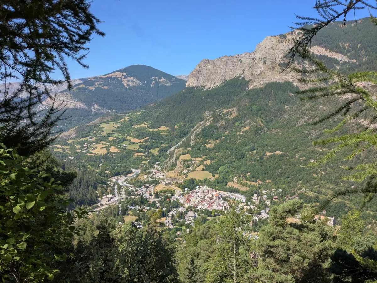 Colmars-les-Alpes dans la vallée du haut-Verdon © VF