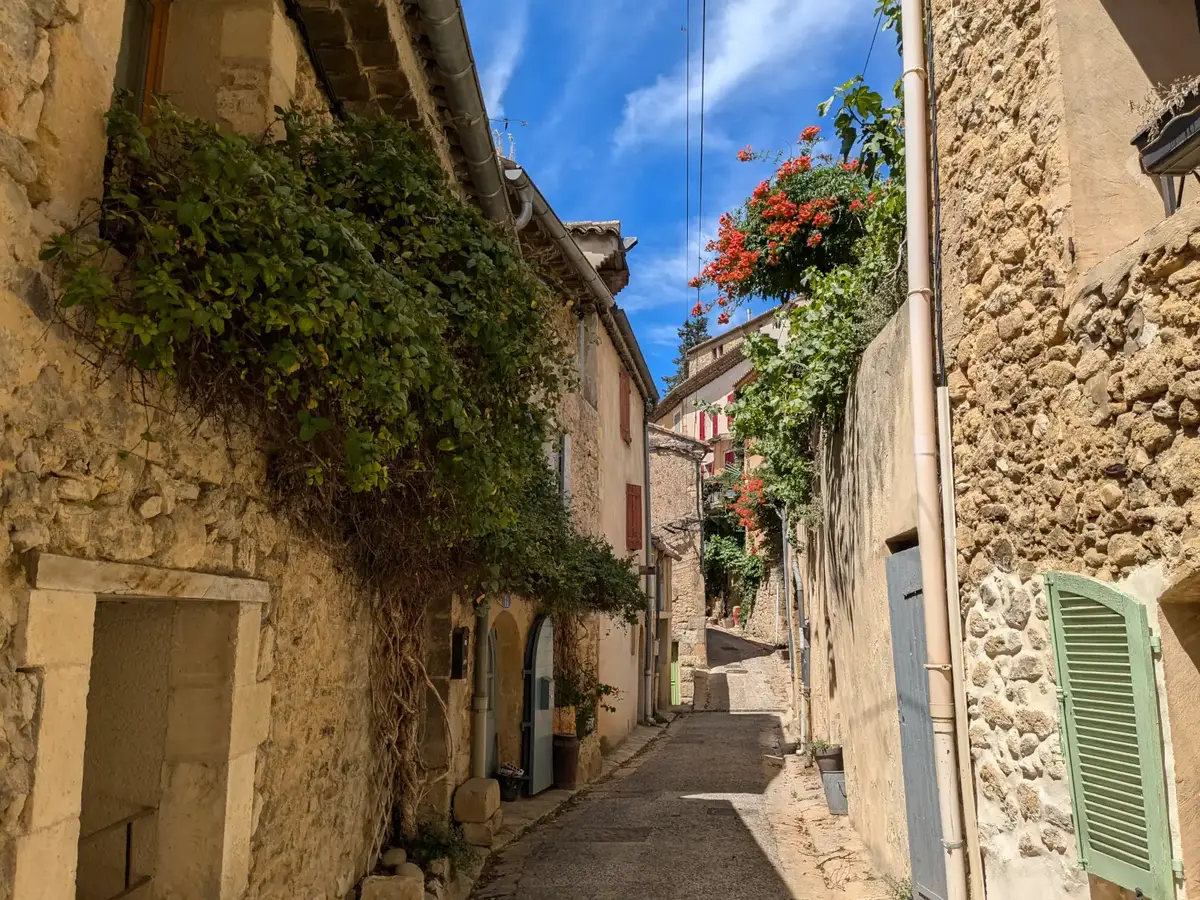 Jouques village provençal