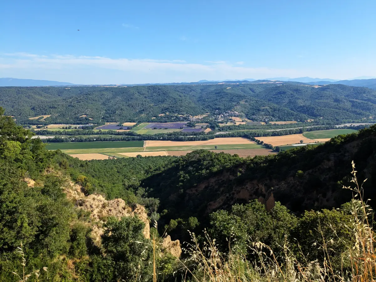 Blick auf das Tal und die Reliefs rund um das Plateau von Valensole