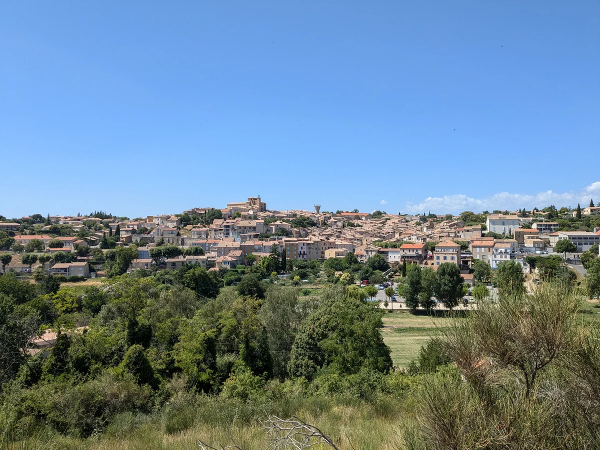 Veduta generale di Valensole con le case e i giardini ai piedi del paese